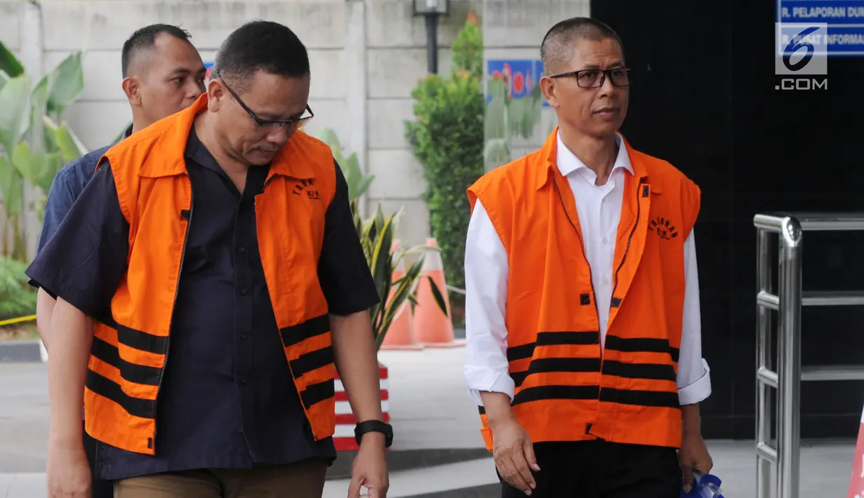 Tersangka mantan Kalapas Sukamiskin, Wahid Husein (kanan) dan pejabat Kemendagri Dudy Jocom (kiri) tiba di Gedung KPK, Jakarta, Selasa (7/8). Wahid Husein diduga menerima hadiah terkait suap sel mewah Lapas Sukamiskin. (Merdeka.com/Dwi Narwoko)