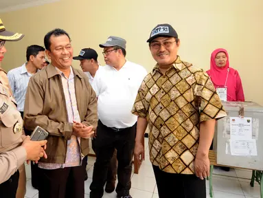 Ketua DKPP, Jimly Asshiddiqie (kedua kanan) bersama aparat terkait melakukan inspeksi di TPS 14 Beji Timur Kota Depok, Rabu (9/12/2015). Jimly mengecek langsung pelaksanaan Pilkada di sejumlah TPS yang ada di Depok. (Liputan6.com/Helmi Fithriansyah)