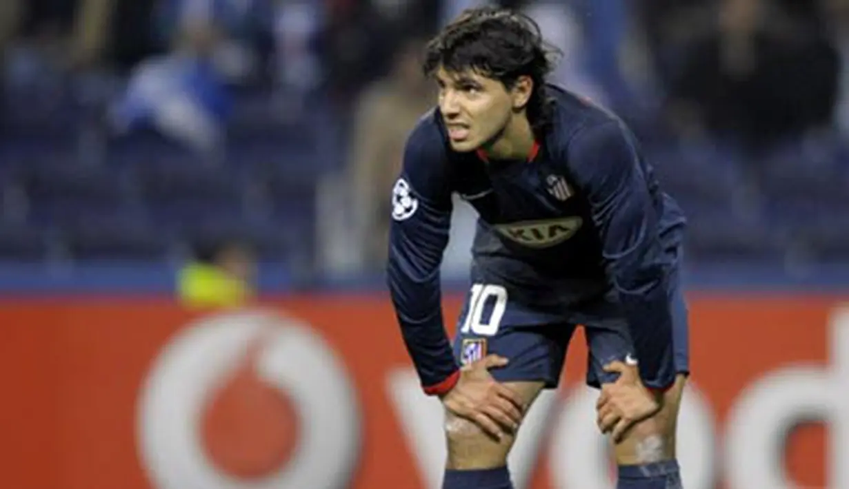 Striker Atletico Madrid, Sergio "Kun" Aguero di laga leg kedua babak 16 besar Liga Champions lawan FC Porto di Dragao Stadium, Porto, 11 Maret 2009. AFP PHOTO / MIGUEL RIOPA 