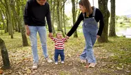 10 Cara Membesarkan Anak Agar Mandiri, Tentukan Kesuksesan di Masa Depan