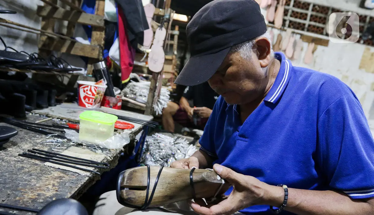 Pekerja sedang menyelesaikan pembuatan sepatu sandal wanita di salah satu industri rumahan yang ada di kawasan Bogor, Jawa Barat, Selasa (25/2/2025). (Liputan6.com/Herman Zakharia)