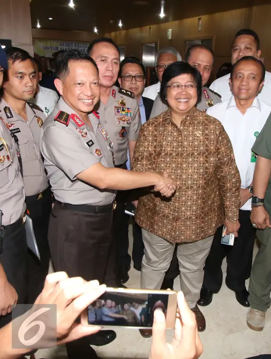 Menteri LHK, Siti Nurbaya bersalaman dengan Kapolri Jenderal Tito Karnavian di Gedung Manggala Wanabakti, Jakarta, Rabu (7/9). Kementerian LHK menggandeng Polri untuk mengatasi kejahatan kebakaran hutan dan lahan (Liputan6.com/Angga Yuniar) 