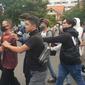 Polisi amankan 169 pemuda saat demo UU Cipta Kerja di Gedung Grahadi pada Selasa, 20 Oktober 2020. (Foto: Liputan6.com/Dian Kurniawan)
