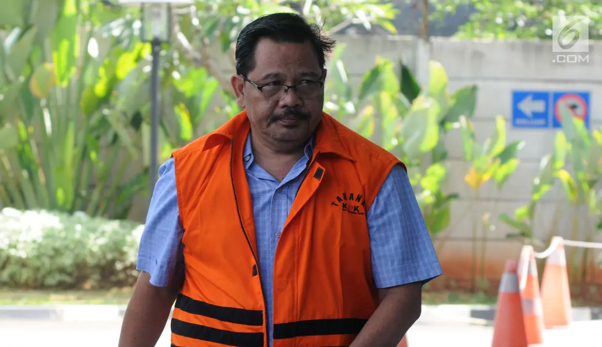Tersangka Kepala Dinas Pekerjaan Umum (PU) Kabupaten Tulungagung Sutrisno tiba di Gedung KPK, Jakarta, Jumat (3/8). Sutrisno akan disidangkan terkait dugaan suap proyek infrastruktur di wilayah Kabupaten Tulungagung. (Merdeka.com/Dwi Narwoko)