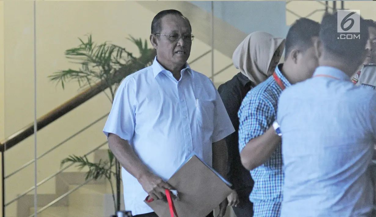 Wakil Wali Kota Mojokerto, Suyitno berjalan menuju lobi Gedung KPK seusai menjalani pemeriksaan, Kamis (15/2). Selain Suyitno, KPK juga memanggil sejumlah anggota DPRD Kota Mojokerto. (Liputan6.com/Herman Zakharia)