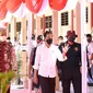 Presiden Jokowi meninjau pelaksanaan vaksinasi Covid-19 yang di gelar oleh Badan Intelijen Negara (BIN) di SMA Negeri 2 Kabupaten Cilacap Jawa Tengah. (Istimewa)