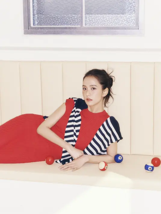 Dalam keterangan rilis yang diterima FIMELA, JISOO mengungkapkan bahwa koleksi ini memadukan warisan Amerika dengan kesederhanaan yang bernilai, membuatnya merasa nyaman dan autentik. Tommy Hilfiger sendiri menyebut JISOO sebagai ikon modern yang memancarkan energi positif dan membawa perspektif segar ke dalam gaya Americana. [Dok/Tommy Hilfiger].