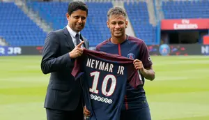 Neymar Jr bersama CEO Nasser Al-Khelaifi menunjukkan jersey klub PSG usai resmi bergabung dalam konferensi pers bersama PSG di Paris, (4/8). PSG secara resmi telah mengontrak mantan pemain Barca itu selama lima tahun. (AP Photo/Michel Euler)