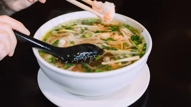 Pelengkap Pho Vietnam yang Membuat Hidangan Lebih Segar dan Nikmat