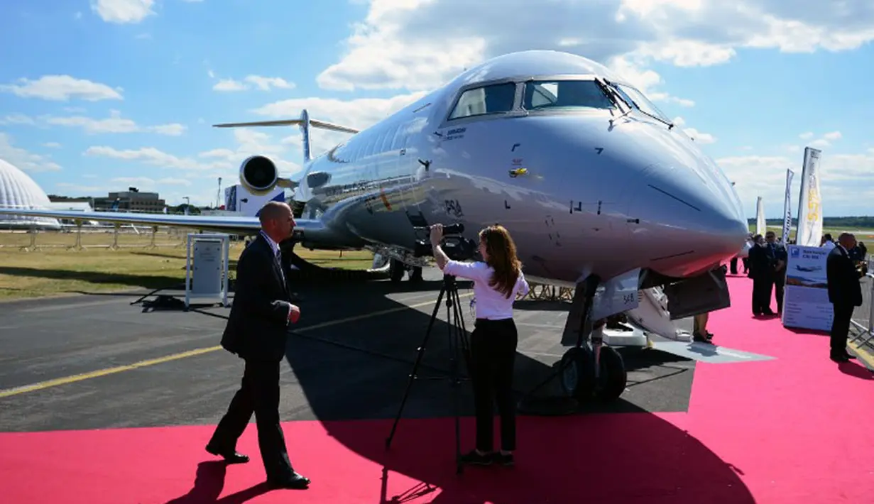 Pesawat Bombardier CRJ 900 buatan Kanada ikut dipresentasikan pada pameran dirgantara Farnborough di Hampshire, Inggris, (14/7/2014). (AFP PHOTO/Carl Court)