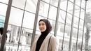 Ciptakan look kasual yang kece dengan padu padan inner dan hijab segi empat hitam, blazer krem, plus celana jeans seperti potret Melody Prima ini. (Instagram/melodyprima).