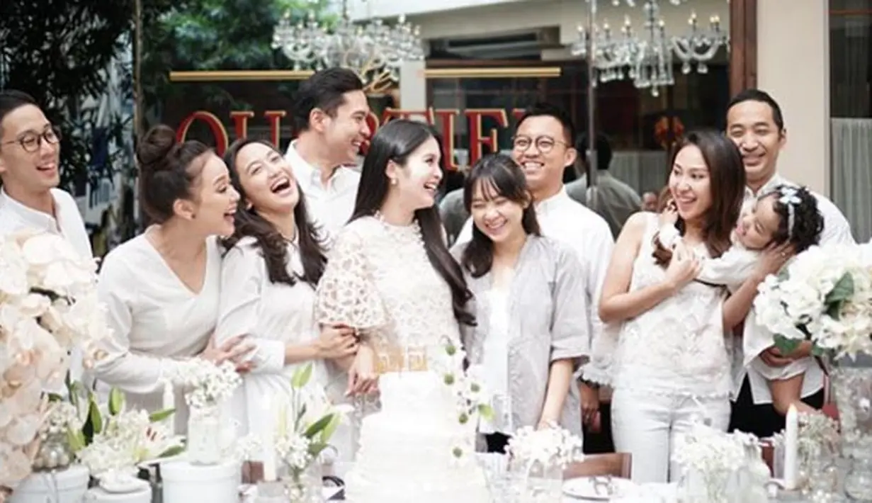 Keseruan tampak terlihat dalam acara Baby Shower yang bernuansa puti tersebut. Terlihat di beberapa unggahan foto di akun Sandra Dewi, calon sepasang ayah dan ibu ini mendapat tantangan di acara tersebut.  (Instagram/sandradewi88)