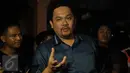 Pengacara Farhat Abbas saat menjawab pertanyaan pers di Kalijodo, Jakarta Utara, Selasa (16/2). Farhat menyampaikan kepada warga bahwa ia mempunyai solusi untuk persoalan Kalijodo. (Liputan6.com/Gempur M Surya)