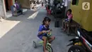 Anak-anak bermain di pesisir Kampung Baru, Cilincing, Jakarta, Selasa (22/10/2019). Mayoritas penduduk Kampung Baru atau biasa dikenal Kampung Nelayan adalah pendatang dari luar Jakarta yang kebanyakan berprofesi sebagai nelayan dan buruh kasar. (merdeka.com/Iqbal Nugroho)