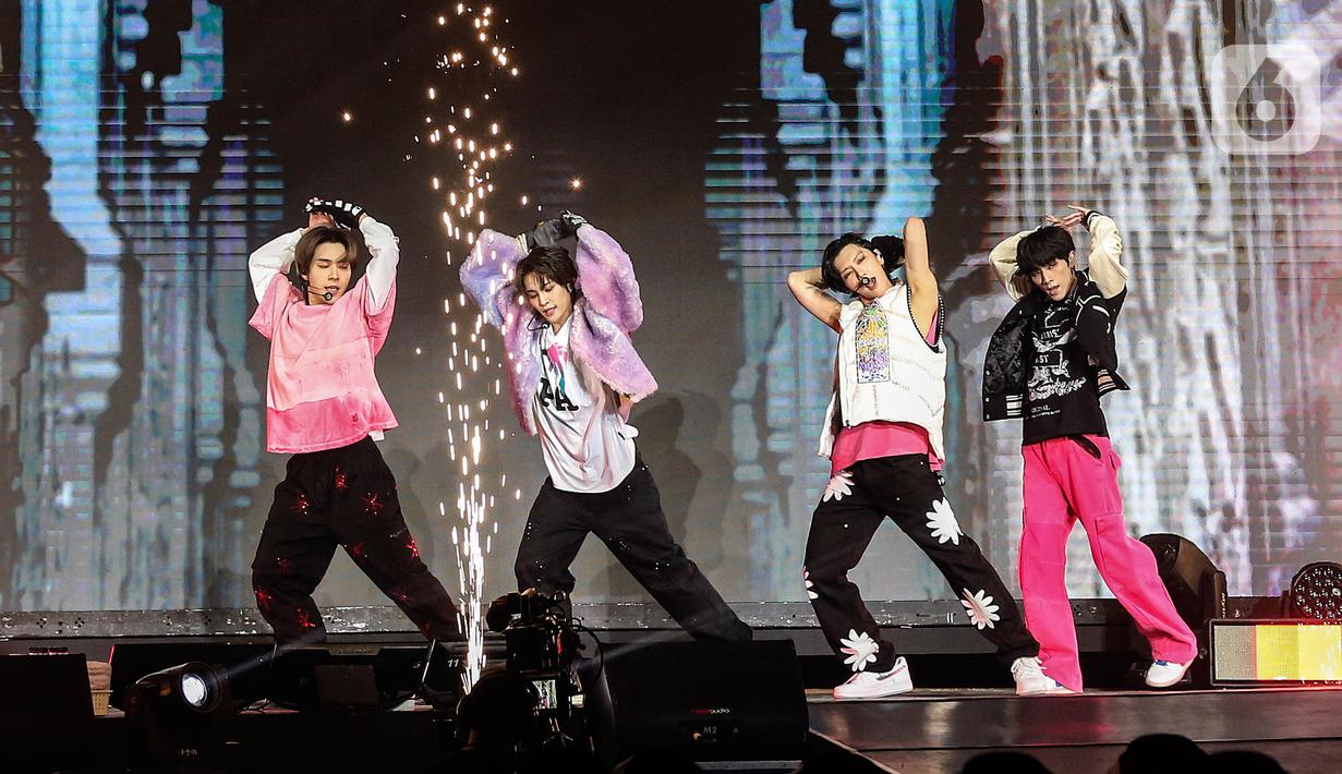 Salah satu subunit grup NCT, yaitu WayV menggelar fan meeting bertajuk "2023 WayV Fanmeeting Tour [Phantom] in Jakarta" di ICE BSD Tangerang, Banten, Sabtu (29/4/2023). (Liputan6.com/Johan Tallo)