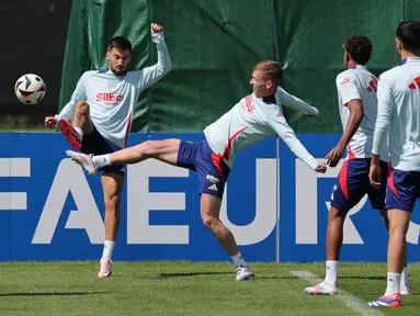 Pemain Spanyol #10 Daniel Olmo (tengah) dan #15 Alex Baena (kiri) mengambil bagian dalam sesi latihan tim nasional Spanyol menjelang turnamen EURO 2024 di Donaueschingen, Rabu (12/6/2024). (LLUIS GENE / AFP)