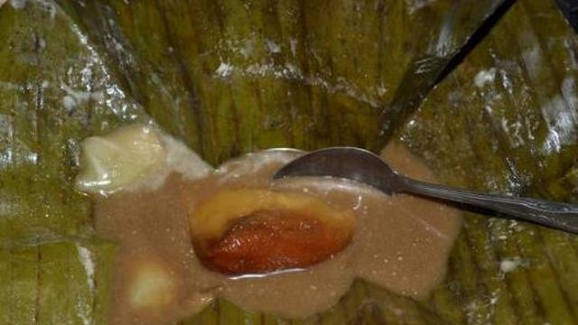 Bongko, kuliner khas Sumatera Barat yang mulai langka.