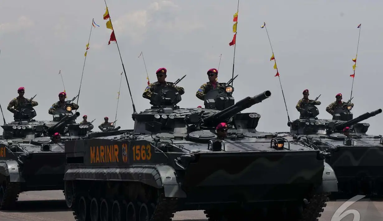Tank-tank milik TNI berjalan dengan gagahnya di perayaan HUT TNI ke-69, Surabaya, Selasa (07/10/2014) (Liputan6.com/Johan Tallo)