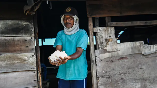 Melihat Proses Pengolahan Garam Tradisional Sistem Rebus di Aceh
