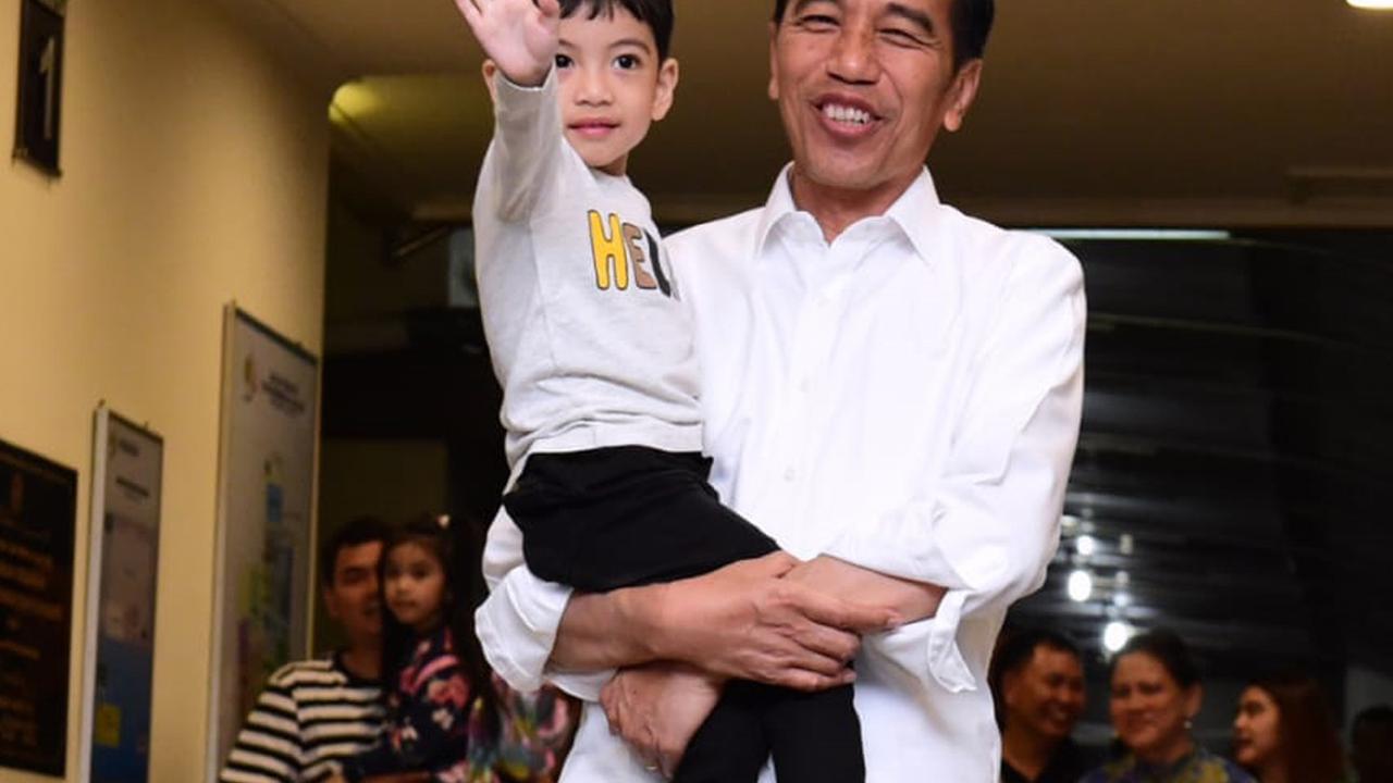 Jokowi Jenguk Kelahiran Cucu Ketiga di Solo
