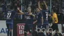 Para pemain Arema FC merayakan gol yang dicetak Cristian Gonzales ke gawang Semen Padang pada laga semifinal Piala Presiden 2017 di Stadion Kanjuruhan, Malang, Minggu (6/3/2017). Arema FC berhasil lolos ke final. (Bola.com/Vitalis Yogi Trisna)