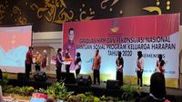 Bupati Cirebon Imron saat mengikuti acara Graduasi KPM dan Rekonsiliasi Nasional Bansos Program PKH. Foto (Liputan6,com / Panji Prayitno)
