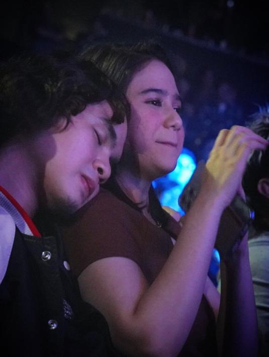 Dul Jaelani menyandarkan kepalanya ke pundak Tissa Biani yang tengah asyik merekam konser Dewa 19, dengan memejamkan matanya. (Foto: Instagram/@duljaelani)