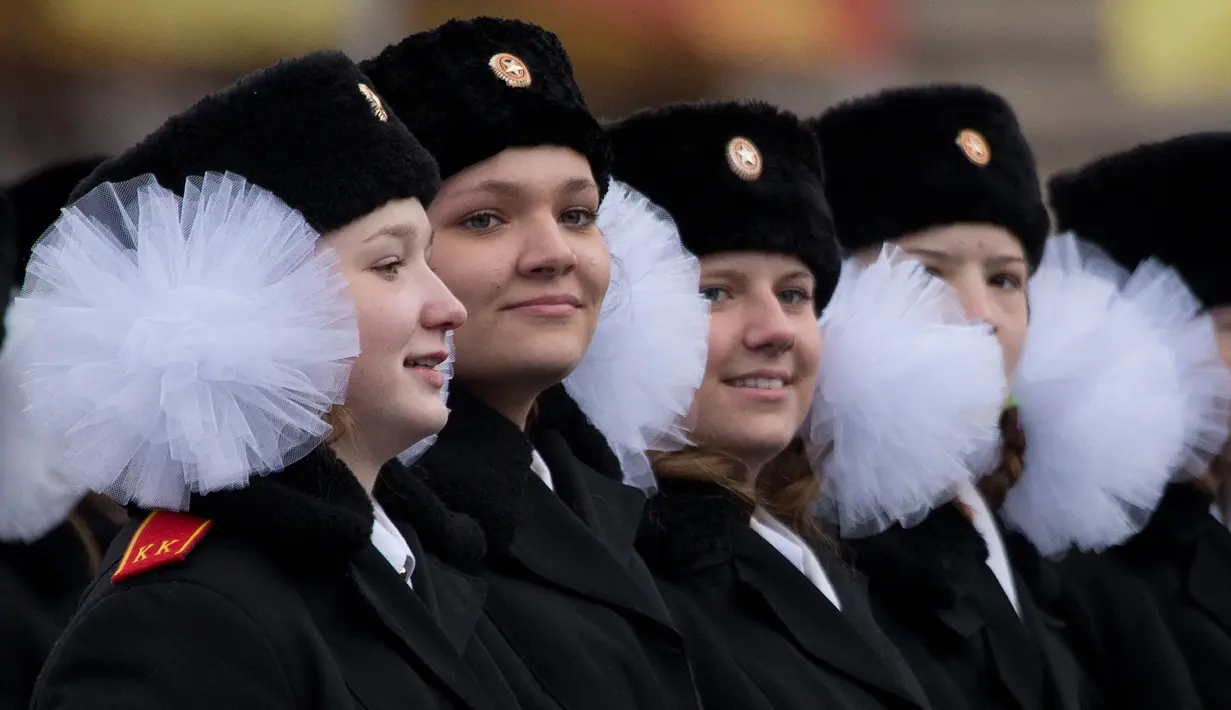 Para tentara wanita muda Rusia saat parade militer Hari Kemenangan ke -71 Lapangan Merah di Moskow, Rusia, Rabu 7 November 2012. (AP Photo / Misha Japaridze)