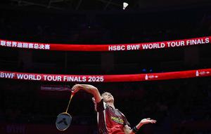 Tunggal putra Indonesia, Jonatan Christie saat bertanding melawan Christo Popov (Prancis) pada pertandingan ketiga babak penyisihan grup BWF World Tour Finals 2025 yang berlangsung di Hangzhou Olympics Sports Centre Gymnasium, China, Jumat (19/12/2025). Tunggal putra Indonesia, Jonatan Christie menutup kiprahnya di BWF World Tour Finals 2025 dengan kekalahan. (Jade Gao/AFP)