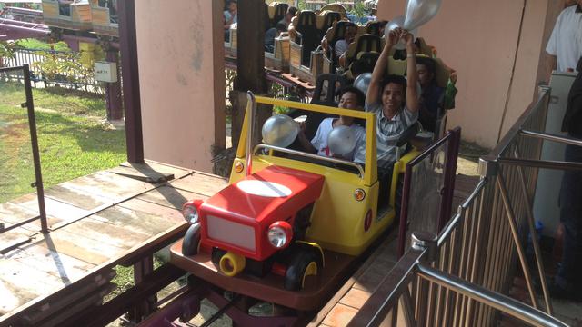Lomba HUT RI, Pengunjung Jungleland Tiup Balon Sambil Naik ...