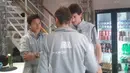 Rio Haryanto berbincang dengan kru Manor Racing seusai latihan bebas kedua F1 GP Spanyol di Sirkuit Catalunya, Spanyol, Jumat (13/5/2016). (Bola.com/Reza Khomaini)