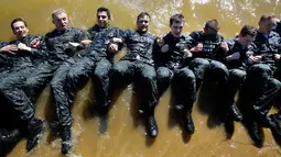 Calon tentara Angkatan Laut AS sit-up di tepi Sungai Severn selama Sea Trials di Akademi Angkatan Laut AS, Annapolis Md., (16/5). Latihan ini merupakan penanda berakhirnya satu tahun pertama pendidikan militer mereka. (AP Photo/Patrick Semansky)