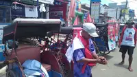 Abang becak di Kota Serang, Banten, bersiap menyambut kedatangan Jokowi-Ma'ruf, Minggu (24/3/2019). (Liputan6.com/Yandhi Deslatama)