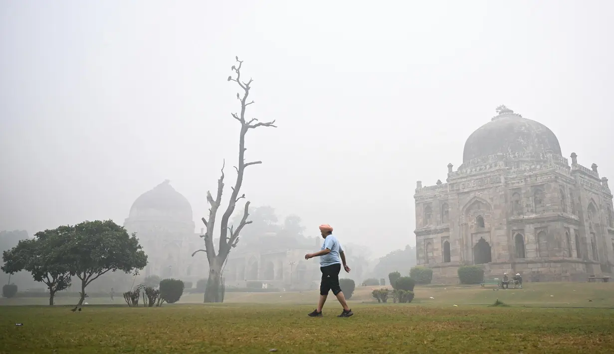 Pada Kamis (14/11/2024), partikel halus di udara kota New Delhi lebih dari 50 kali lipat dari yang dianggap aman oleh Organisasi Kesehatan Dunia (WHO). (Money SHARMA/AFP)