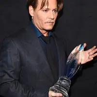 Di akhir pidatonya malam itu, Depp menyebut nama seorang wanita dan dipersembahkan piala kemenangannya itu. Wanita tersebut adalah ibunya, Betty Sue. (AFP/Bintang.com)