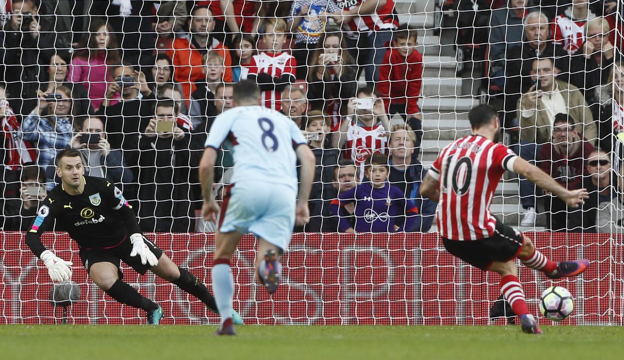 Dua gol pemain Southampton, Charlie Austin (kanan) memastikan timnya menang atas Burnley 3-1 pada laga Premier League pekan ke-8 di  sSt Mary's Stadium, (15/10/2016). (Reuters/Stefan Wermuth)
