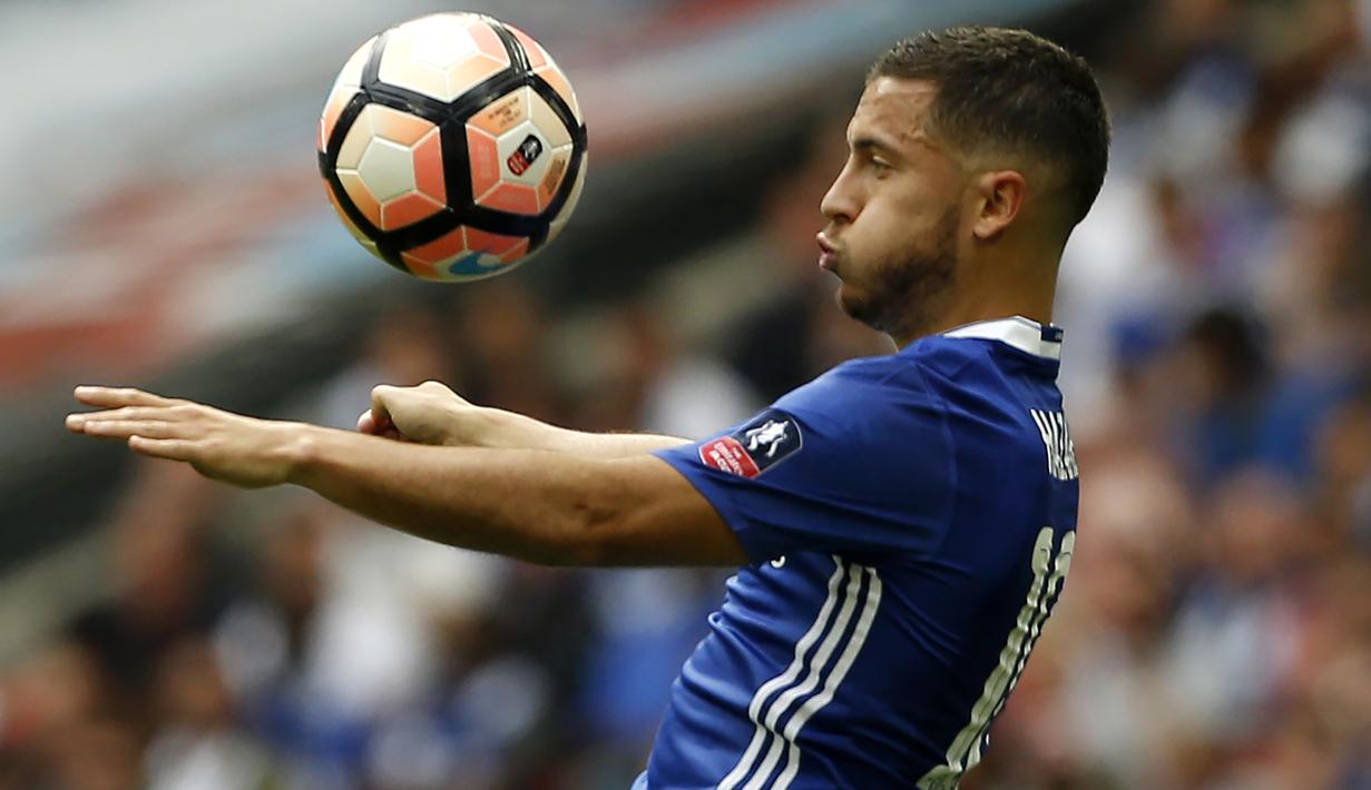 Pemain lincah milik Chelsea, Eden Hazard meruapakan salah satu pemain Belgia yang bersinar di Premier League. Bersama timnas Belgia, Hazard tampil sebanyak 76 kali dan mencetak 17 gol. (AFP/Ian Kington)