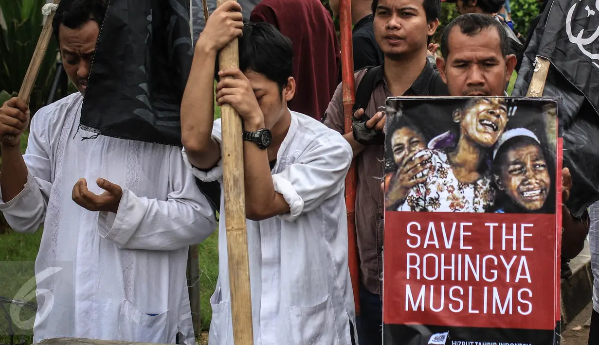 Para massa saat menggelar aksi unjuk rasa di depan Istana Merdeka, Jakarta, Kamis (24/11). Dalam aksinya mereka mengecam keras pembunuhan kaum minoritas muslim di Rohingya, Myanmar. (Liputan6.com/Faizal Fanani)