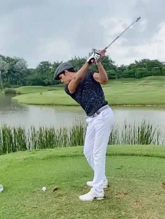 Penampilan Adrian Maulana saat bermain golf juga tak luput dari sorotan. Pasalnya, ia tetap terlihat stylish saat mengayunkan tongkat golf. (Liputan6.com/IG/@adrianmaulana)
