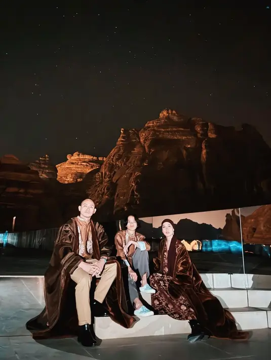 Ia nampak seperti warga lokal dengan berbalut outer velvet panjang berwarna cokelat [@itsmebcl]