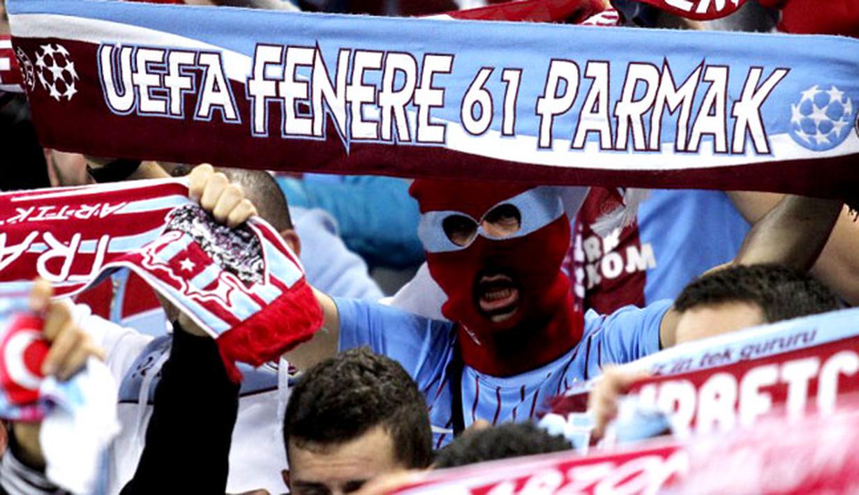 Gelombang syal para pendukung Trabzonspor pada putaran leg pertama 32 besar Liga Eropa antara Juventus vs Trabzonspor di stadion Juventus, Turin pada 21 Februari 2014 (AFP/Marco Bertorello).