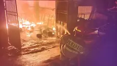 Gedung Tiga Lantai Terbakar Hebat, Hanguskan 14 Mobil Golf