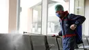Seorang pekerja menyemprotkan disinfektan ke kursi-kursi sebagai bagian dari langkah untuk memerangi virus corona Covid-19  di luar sebuah pesawat di Bandara Internasional Damaskus, Suriah (16 /3/2020). (Xinhua/Ammar Safarjalani)