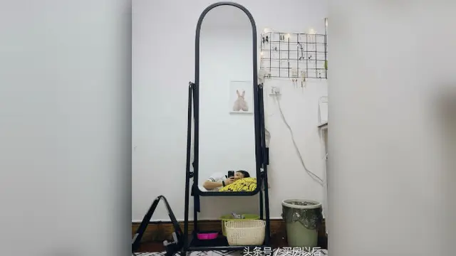 Transformasi kamar kos yang dulunya kumuh menjadi layak untuk ditinggali.