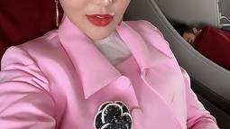 Tak hanya itu, Bella Shofie tampak begitu cantik dnegan busana semi formal serba merah muda ini. Dengan makeup yang cukup tebal, penampilannya semakin chic dengan topi. (Liputan6.com/IG/@bellashofie_rigan)