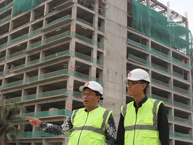 Project Dir. LRT City Jaticempaka-Gateway Park, Ibnu Mahmud Junaidi dan Manager Pemasaran PT Adhi Commuter Properti Djoko Santoso berbincang pada acara Topping Off Tower Accordeon LRT City Jaticempaka Gateway Park di Bekasi, Sabtu (17/11). (Liputan6.com)