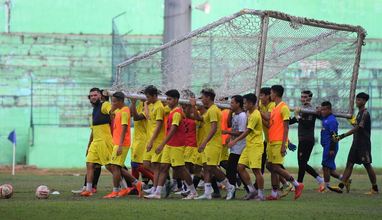 Dari segi pengalaman, Diego masih di atas dua pemain tersebut. Tapi dari segi kebugaran, bisa jadi Diego tertinggal. Karena dia baru pulih dari cedera dan tak latihan bersama tim sejak Piala Menpora 2021 berakhir. (Bola.com/Iwan Setiawan)