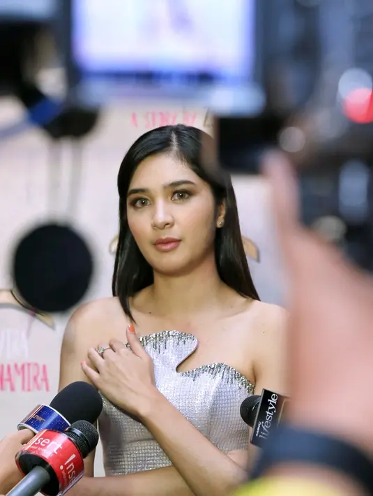 "Dunia aku yang sekarang ini di seni juga nggak jauh dari bidang hukum, Jadi nggak harus diaplikasikan ke dunia hukum juga," pungkasnya. (Adrian Putra/Bintang.com)