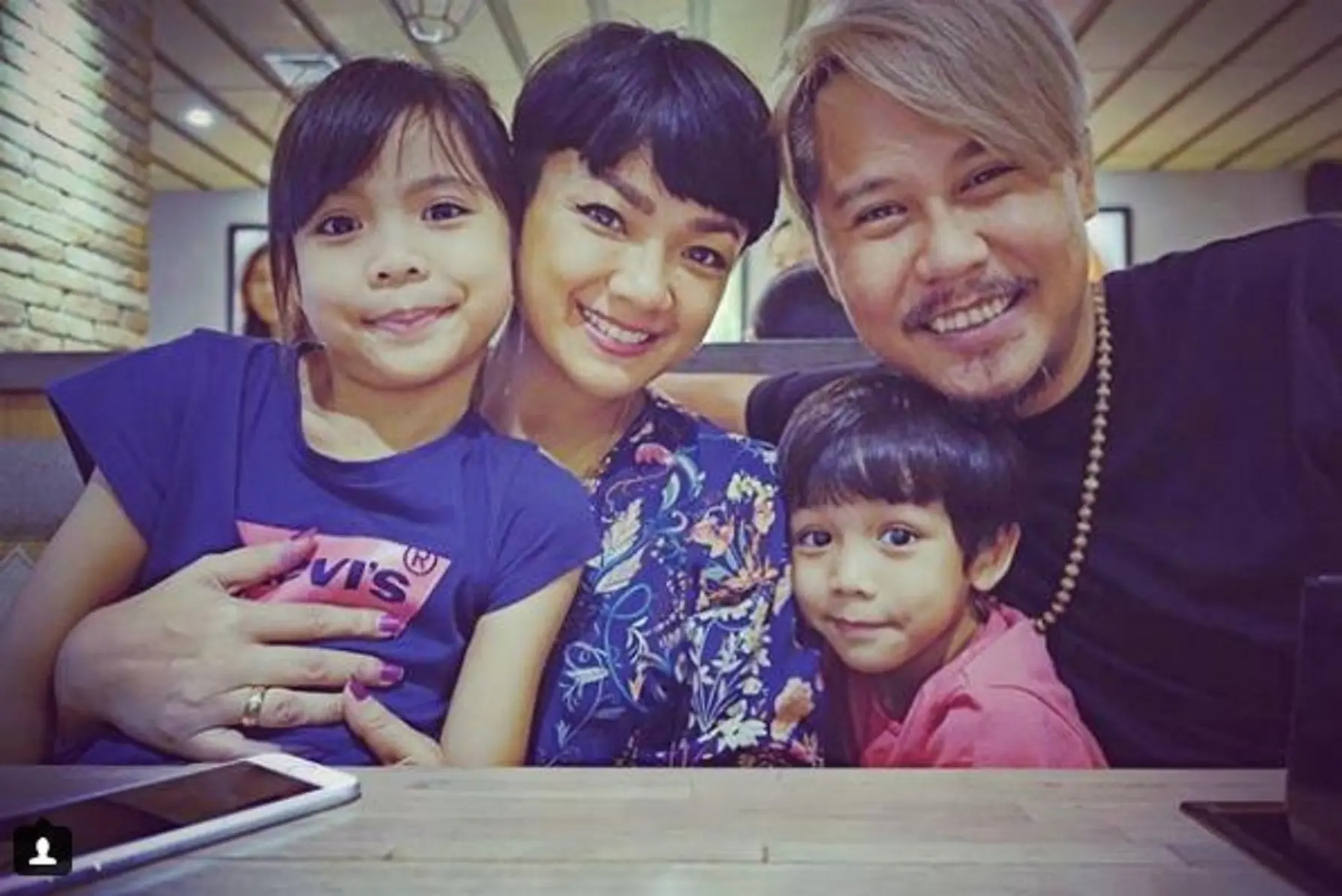 Nirina Zubir dan Ernest Fardiyan Syarif bersama kedua anak mereka (Instagram/@nirinazubir)