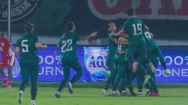 Timnas Pakistan merayakan golnya ke gawang Timnas Putri Indonesia di di matchday 2 Grup D Kualifikasi Piala Asia Putri 2026 di Indomilk Arena, Rabu (02/07/2025) malam WIB. (M. Iqbal Ichsan)